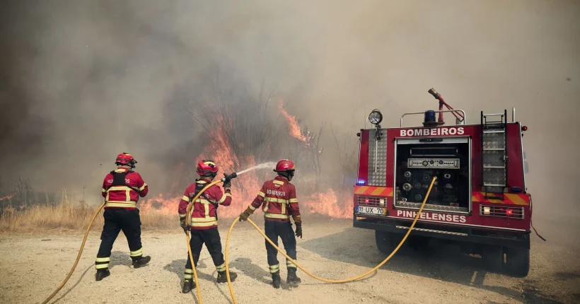 "Absolutamente descontrolado": Incêndio na Guarda corta A25 e ameaça populações