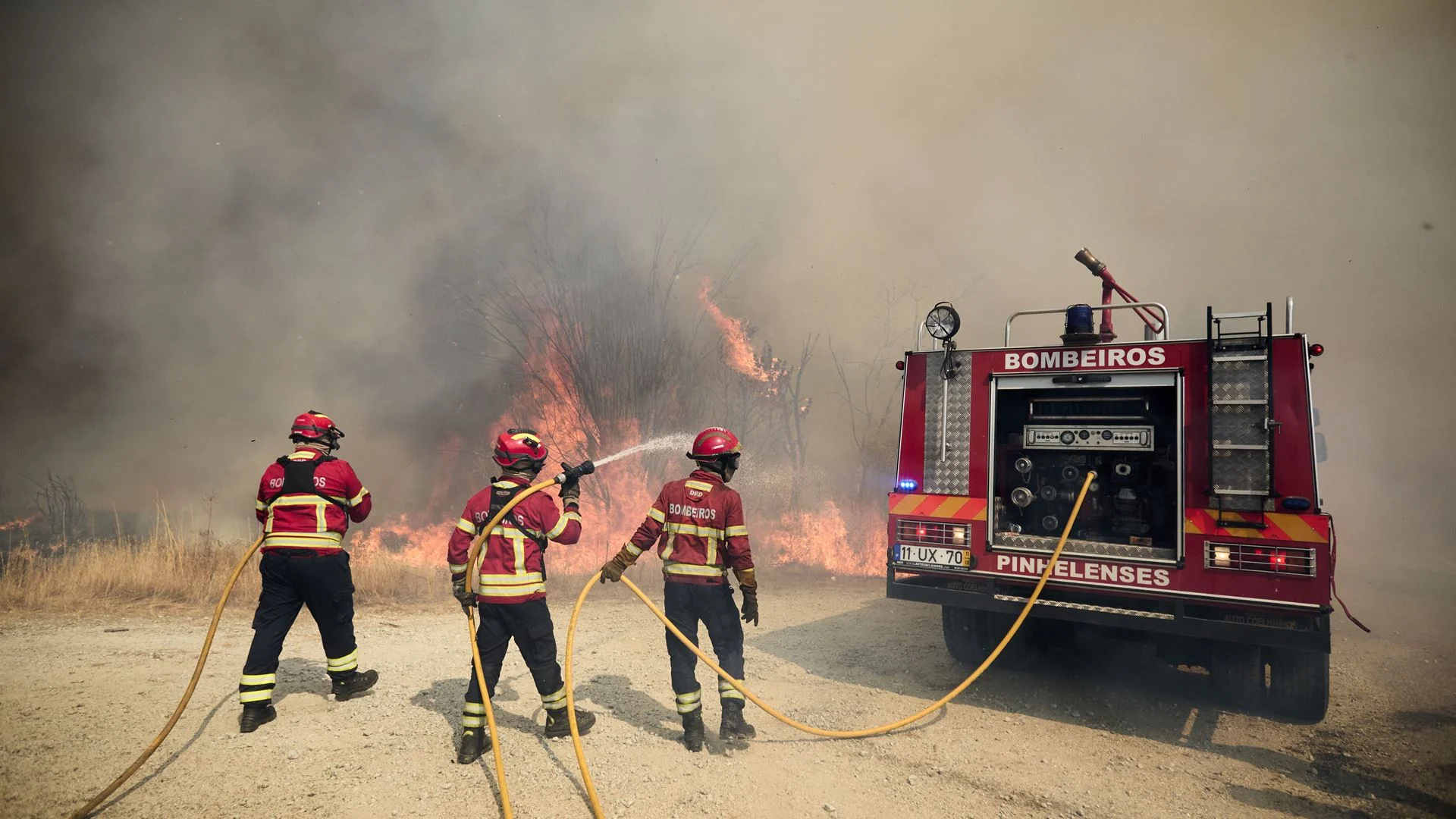 "Absolutamente descontrolado": Incêndio na Guarda corta A25 e ameaça populações
