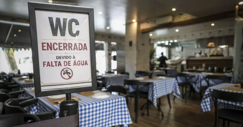 Água da torneira em Almada poderá ter aspeto esbranquiçado, avisa regulador