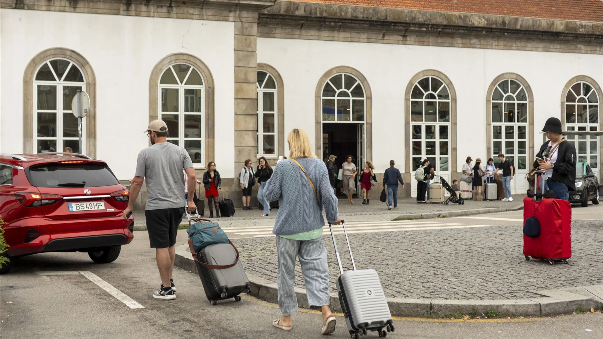 APAV apoiou 90 turistas vítimas de crime em 2025. Violência doméstica lidera casos