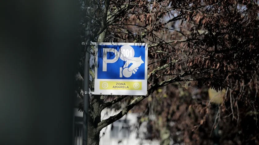 Aprovado aumento do preço do estacionamento em Lisboa. PSD e PS trocam acusações