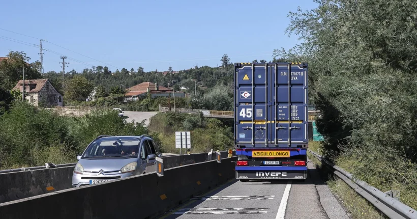 Camião derrama resina e obriga a corte do IP3 nos dois sentidos na zona de Penacova