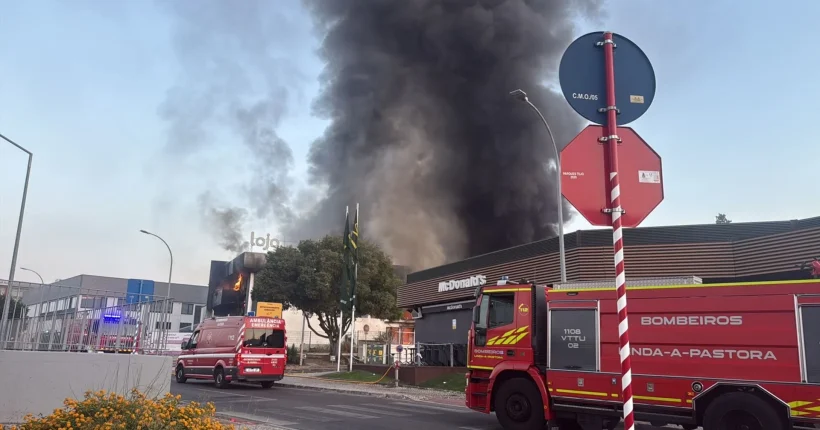 Carnaxide. Incêndio em armazém entra em fase de resolução