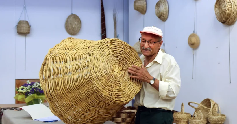 Cesteiro da Terra de Miranda conserva arte de fazer cestos de vime há 50 anos