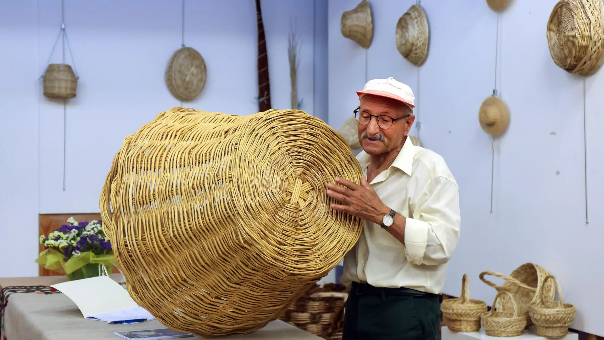 Cesteiro da Terra de Miranda conserva arte de fazer cestos de vime há 50 anos