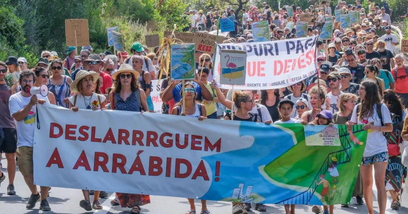 "Deslarrrguem a Arrábida!". Centenas marcham em Setúbal contra privatização de praias