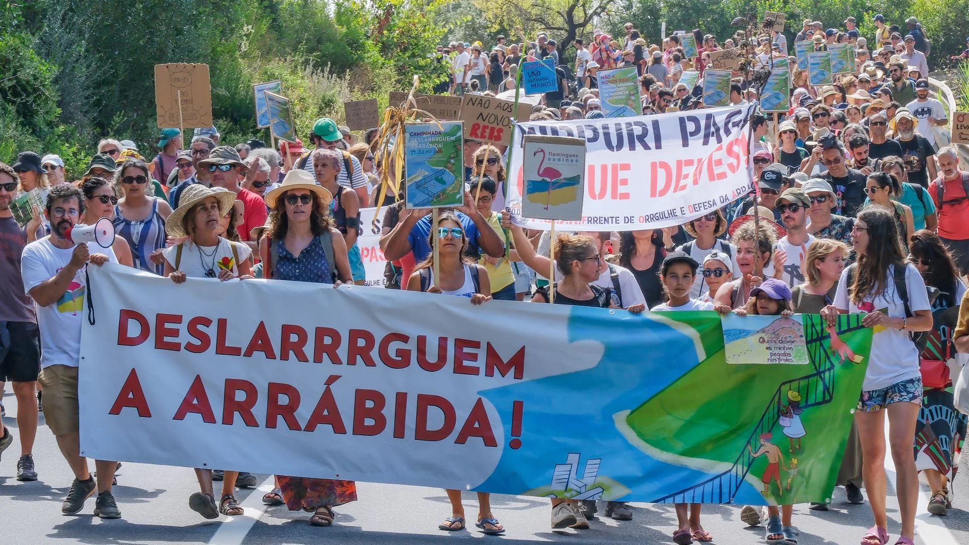 "Deslarrrguem a Arrábida!". Centenas marcham em Setúbal contra privatização de praias
