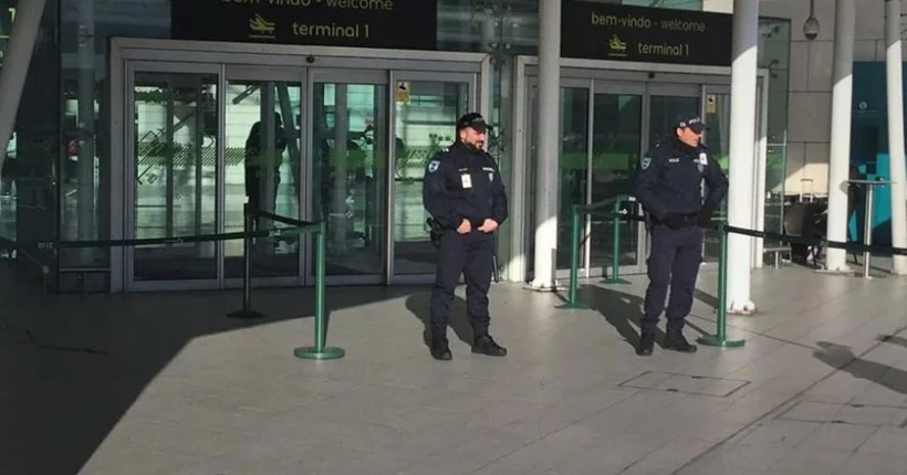 Detida no Aeroporto de Lisboa mulher que ia obrigar menina de 12 anos a casar