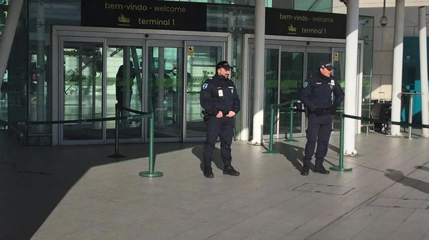 Detida no Aeroporto de Lisboa mulher que ia obrigar menina de 12 anos a casar