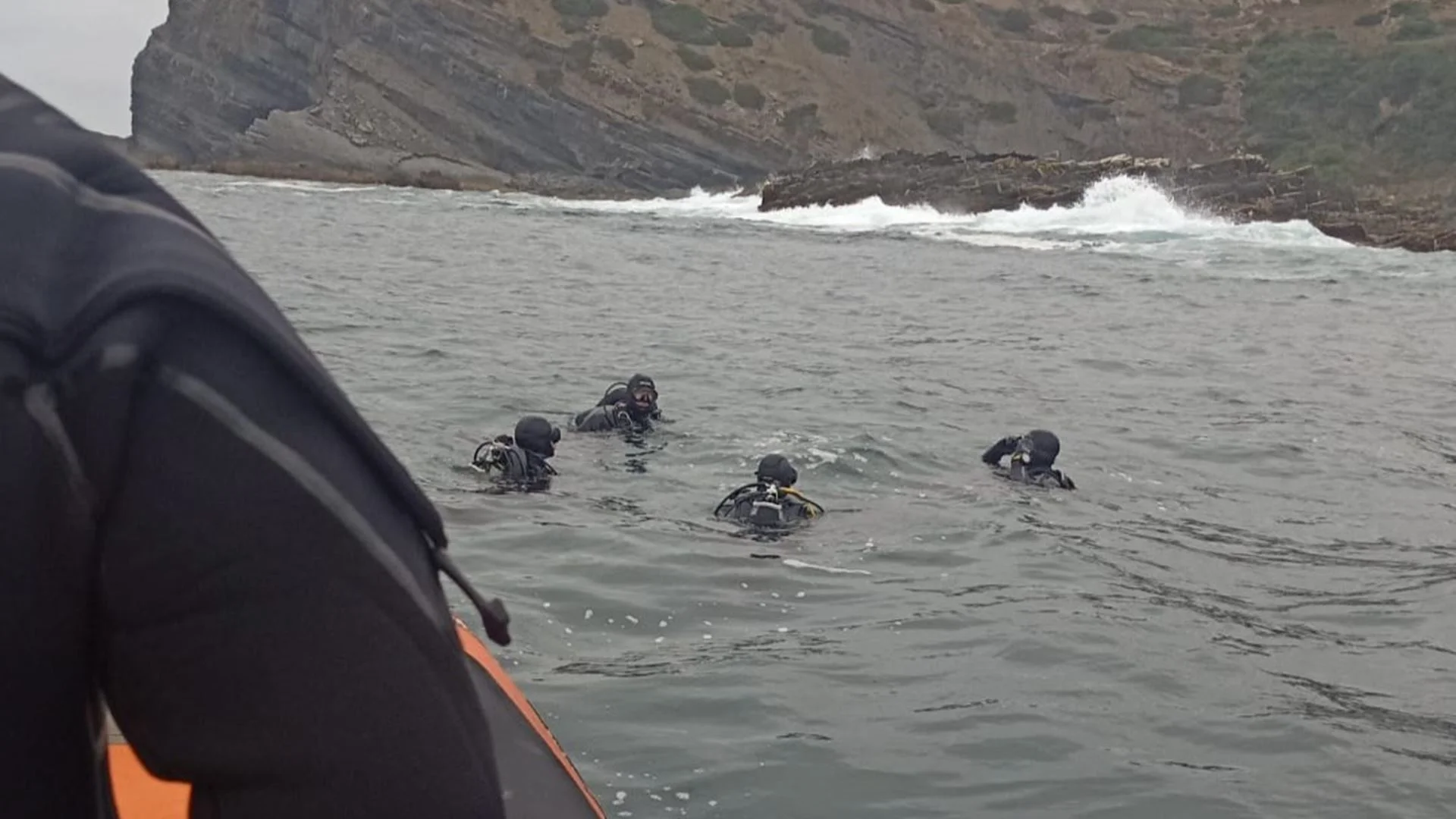 Equipas de busca procuram jovem que desapareceu no mar em praia de Aljezur