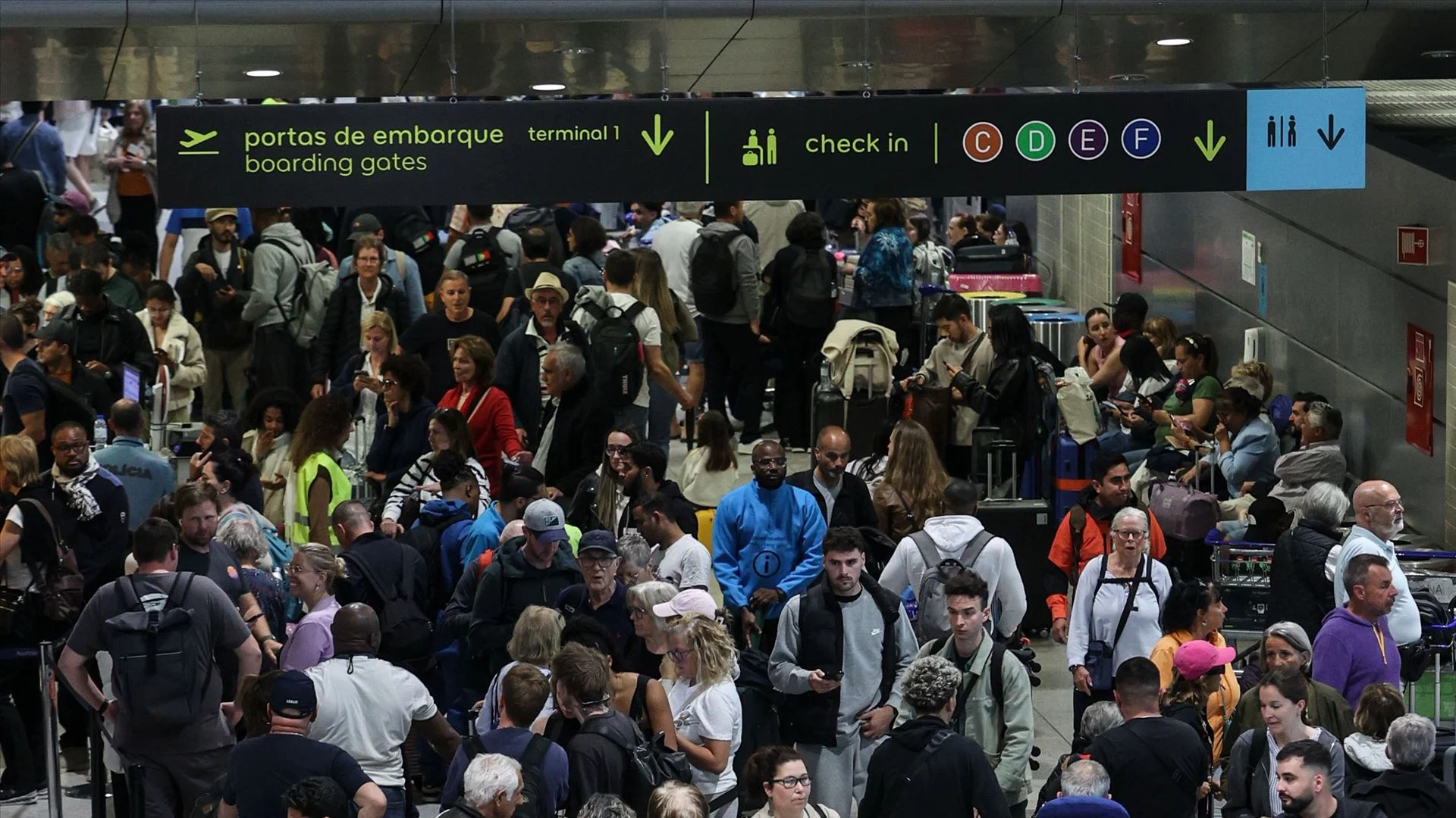 Filas nos aeroportos. Mais de 360 polícias reforçam controlo de passageiros esta segunda-feira