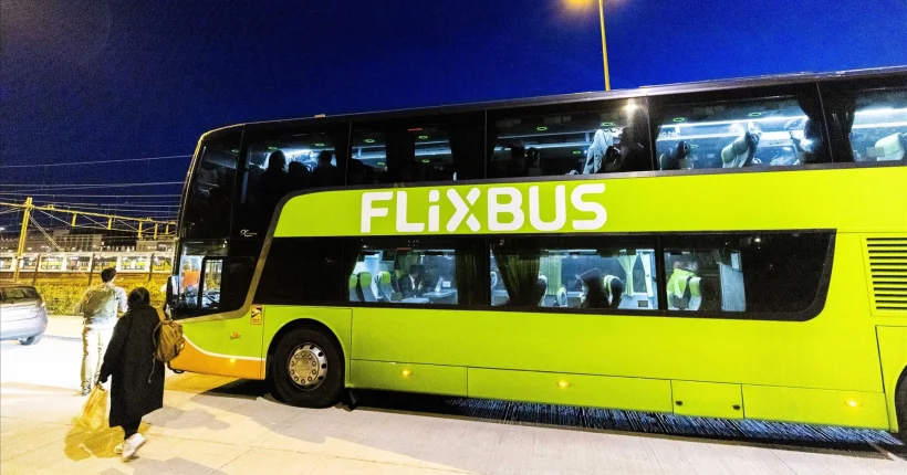 FlixBus suspende motorista após criança ficar esquecida em área de serviço