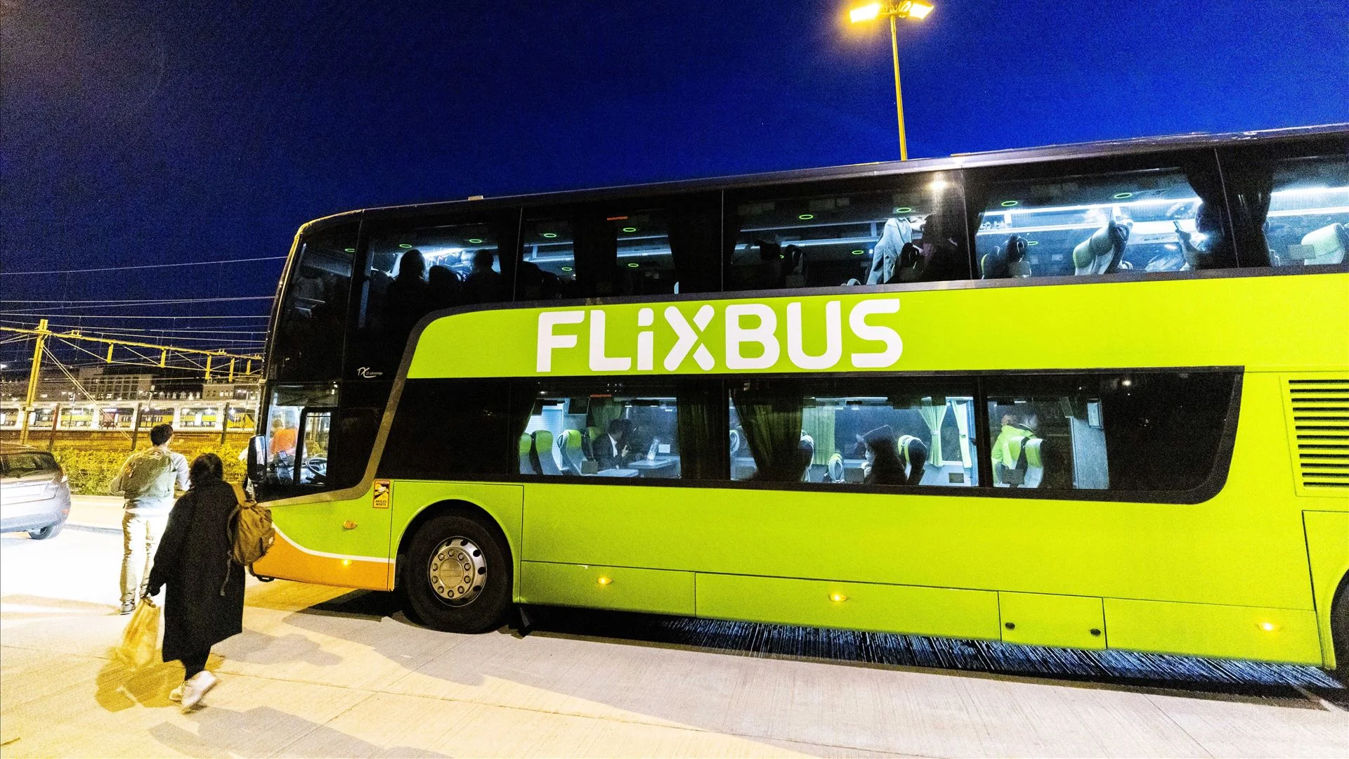 FlixBus suspende motorista após criança ficar esquecida em área de serviço