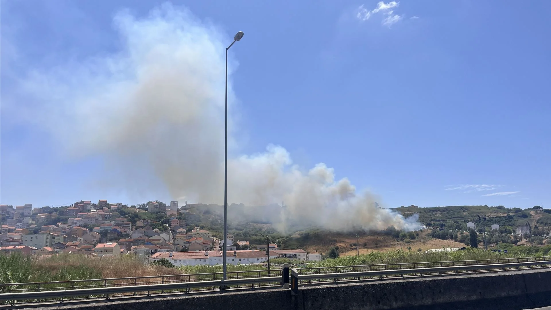 Fogo consome mato às portas de Lisboa