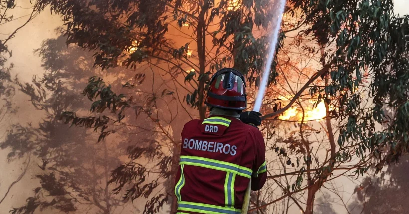 Fogo em Almeirim a ser combatido por mais de 150 operacionais e cinco meios aéreos