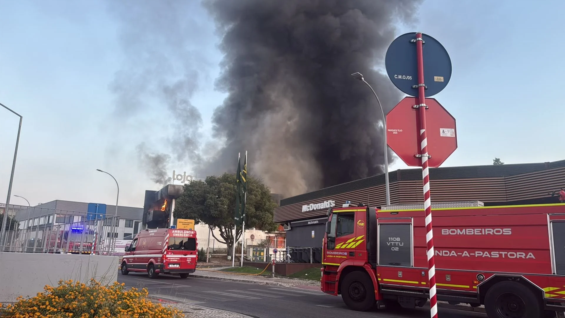Incêndio deflagra num armazém em Carnaxide