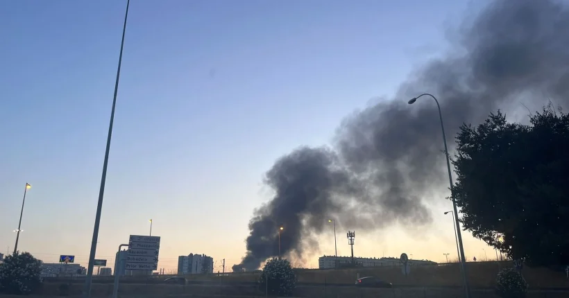 Incêndio em dois armazéns em Sacavém, junto ao Aeroporto de Lisboa, em fase de rescaldo