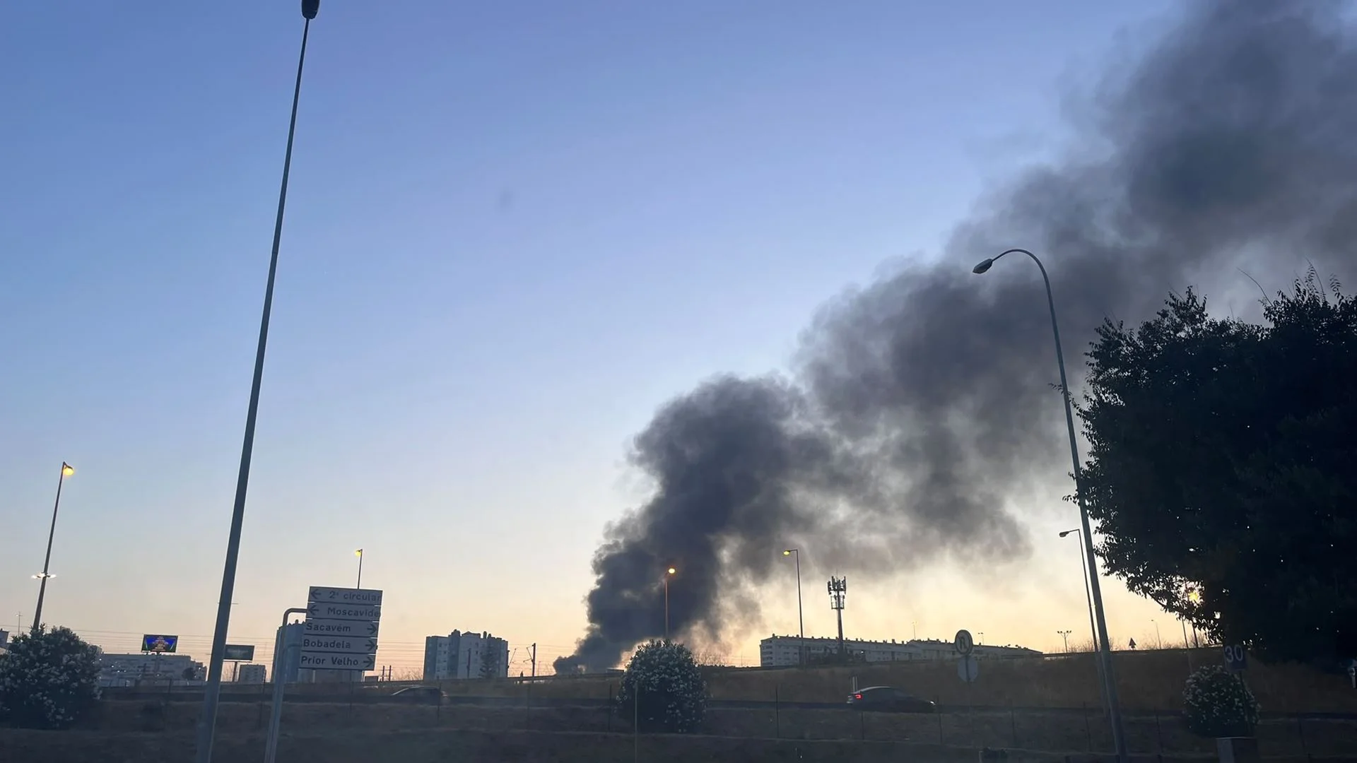 Incêndio em dois armazéns em Sacavém, junto ao Aeroporto de Lisboa, em fase de rescaldo