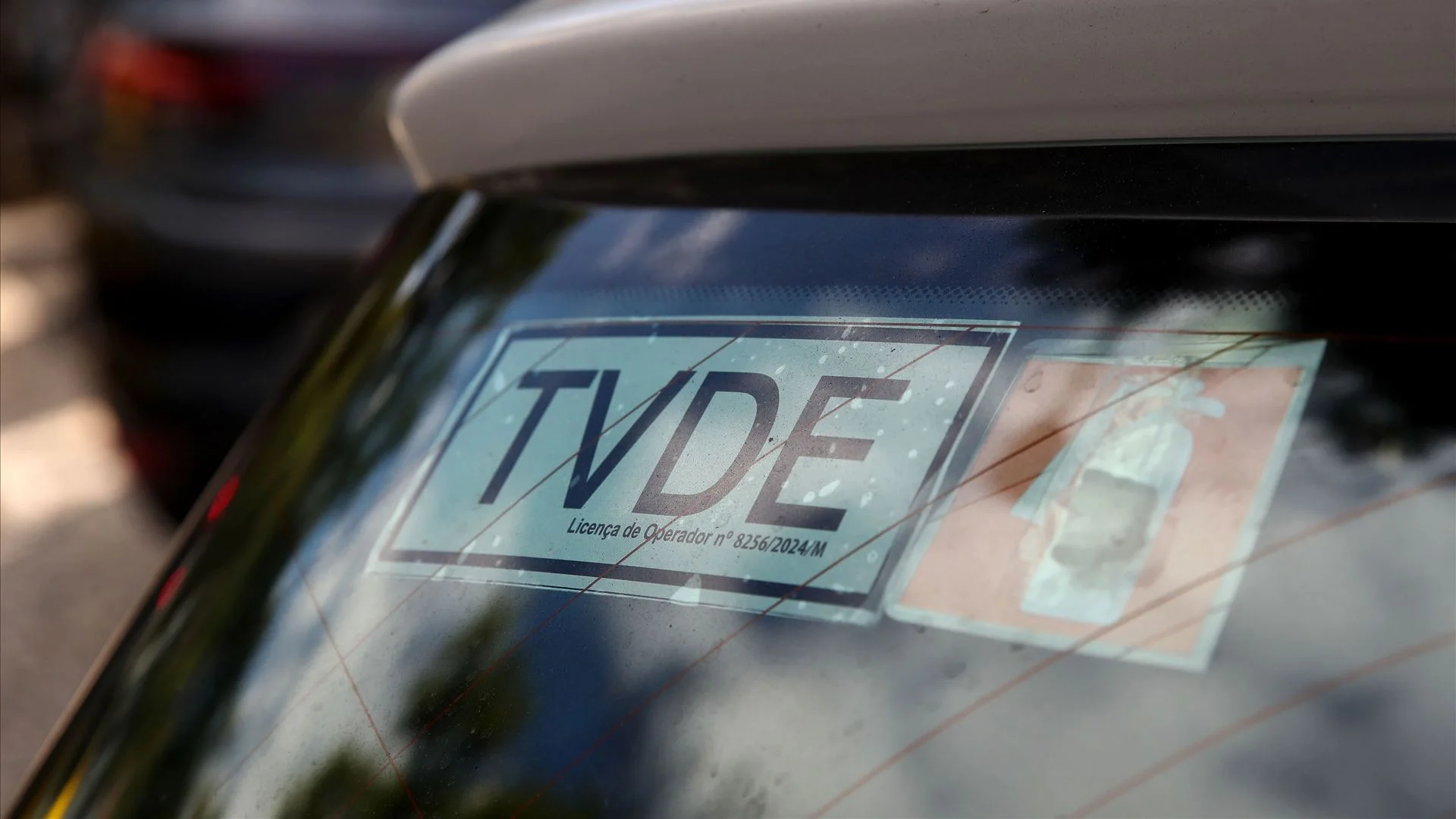 Mais de 100 motoristas TVDE concentrados em Albufeira contra restrições à circulação
