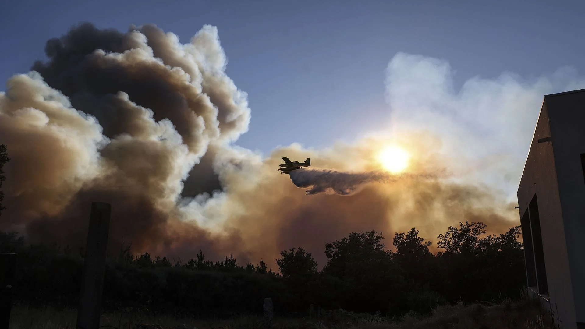 Mais de 200 bombeiros combatem incêndios em Pombal e Monchique
