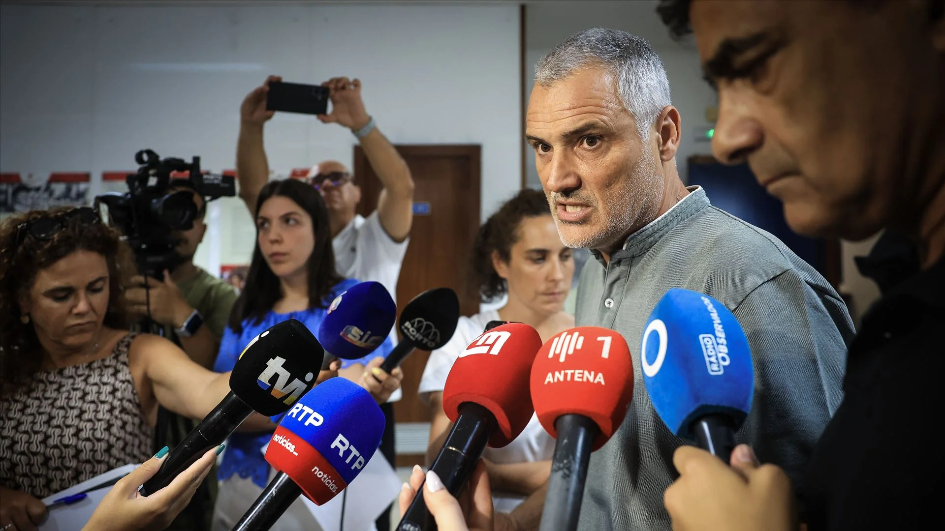 “Manifestamente infelizes” e "cortina de fumo". Fenprof reage a declarações de Montenegro