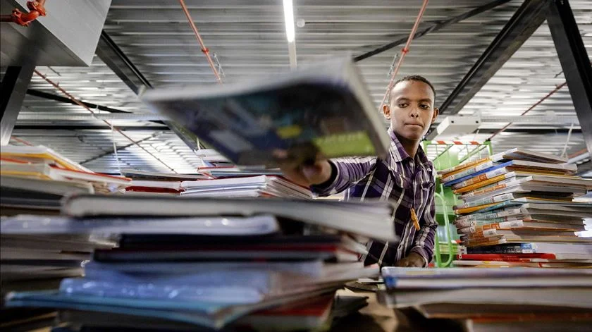 ​Manuais gratuitos para todos no próximo ano? Ainda há tempo, diz associação