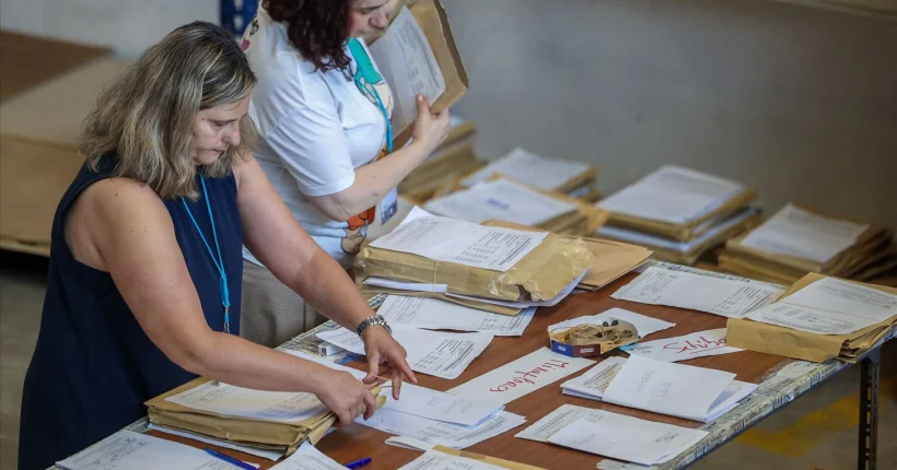 Professores convocados à última hora para corrigir exames até terça-feira
