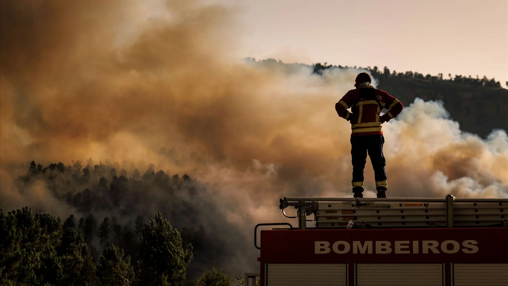 Quase 200 bombeiros e 9 meios aéreos combatem incêndio em Soure