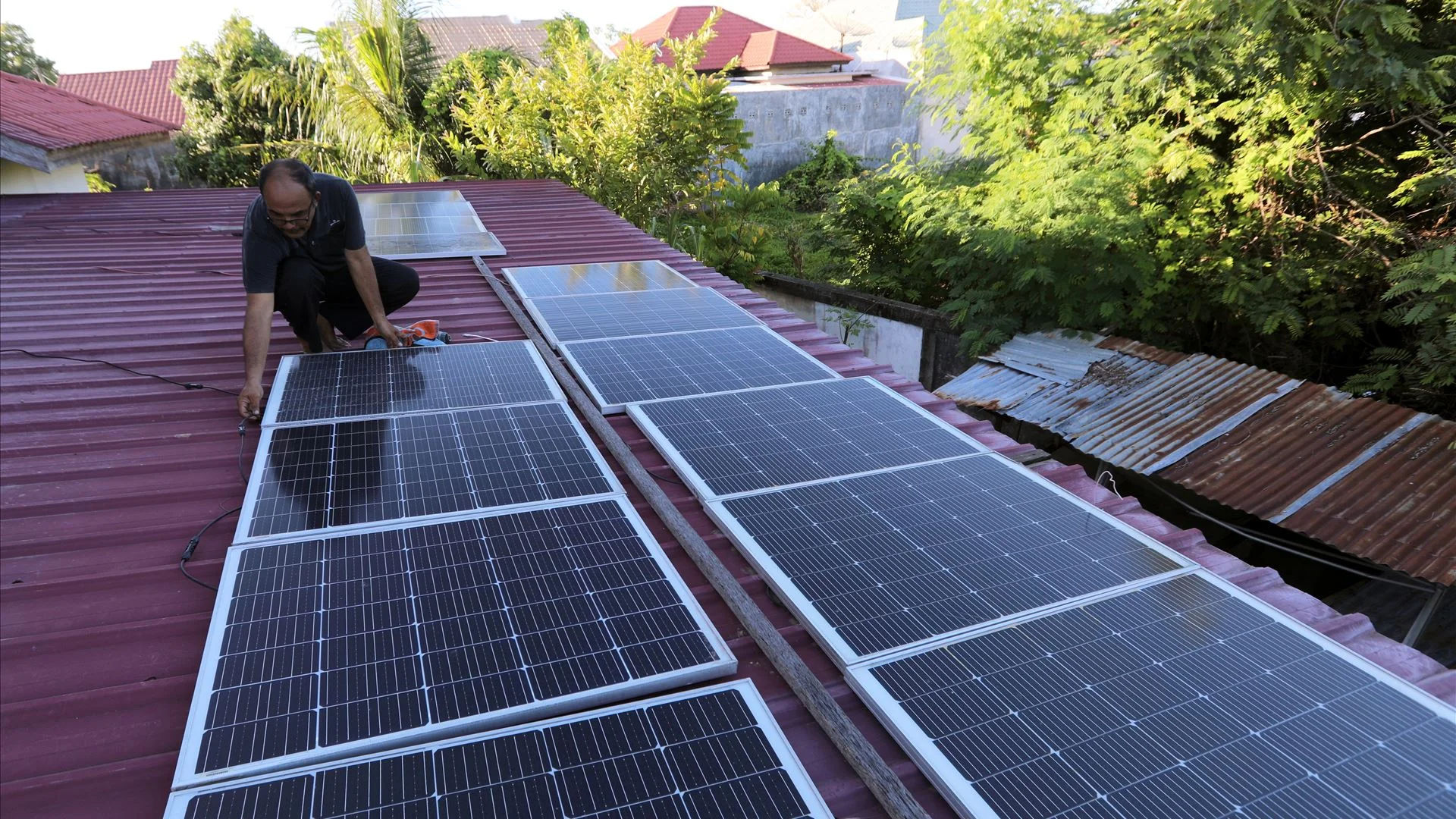 Recolha de painéis solares usados dispara com tempestades no centro do país