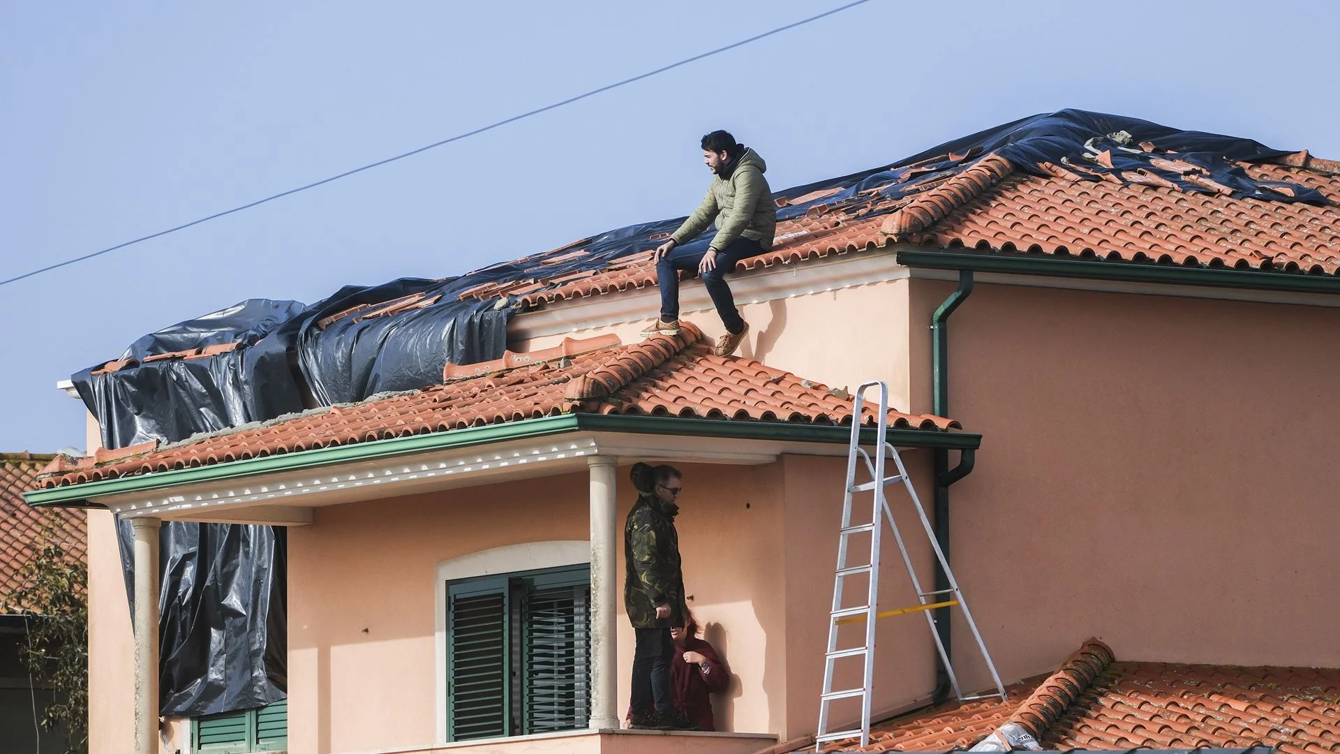 Seis meses depois da tempestade Kristin, "ainda há telhados com lonas" em Leiria