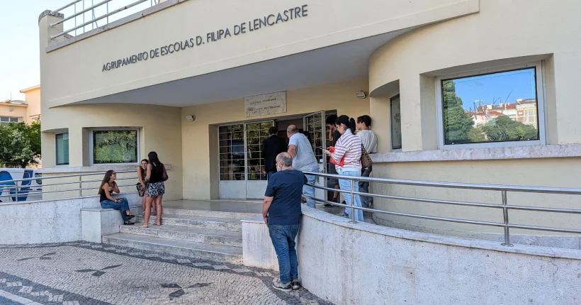 Sobrecarga nas secretarias das escolas. Numa hora 30 senhas distribuídas