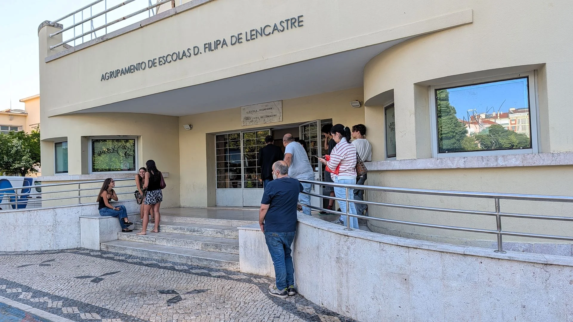 Sobrecarga nas secretarias das escolas. Numa hora 30 senhas distribuídas