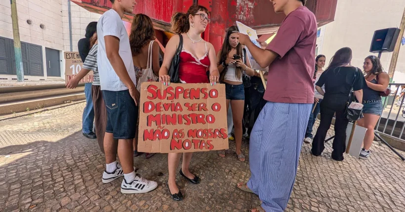 "Sossego é nenhum". Estudantes exigem ser ouvidos pelo ministro da Educação