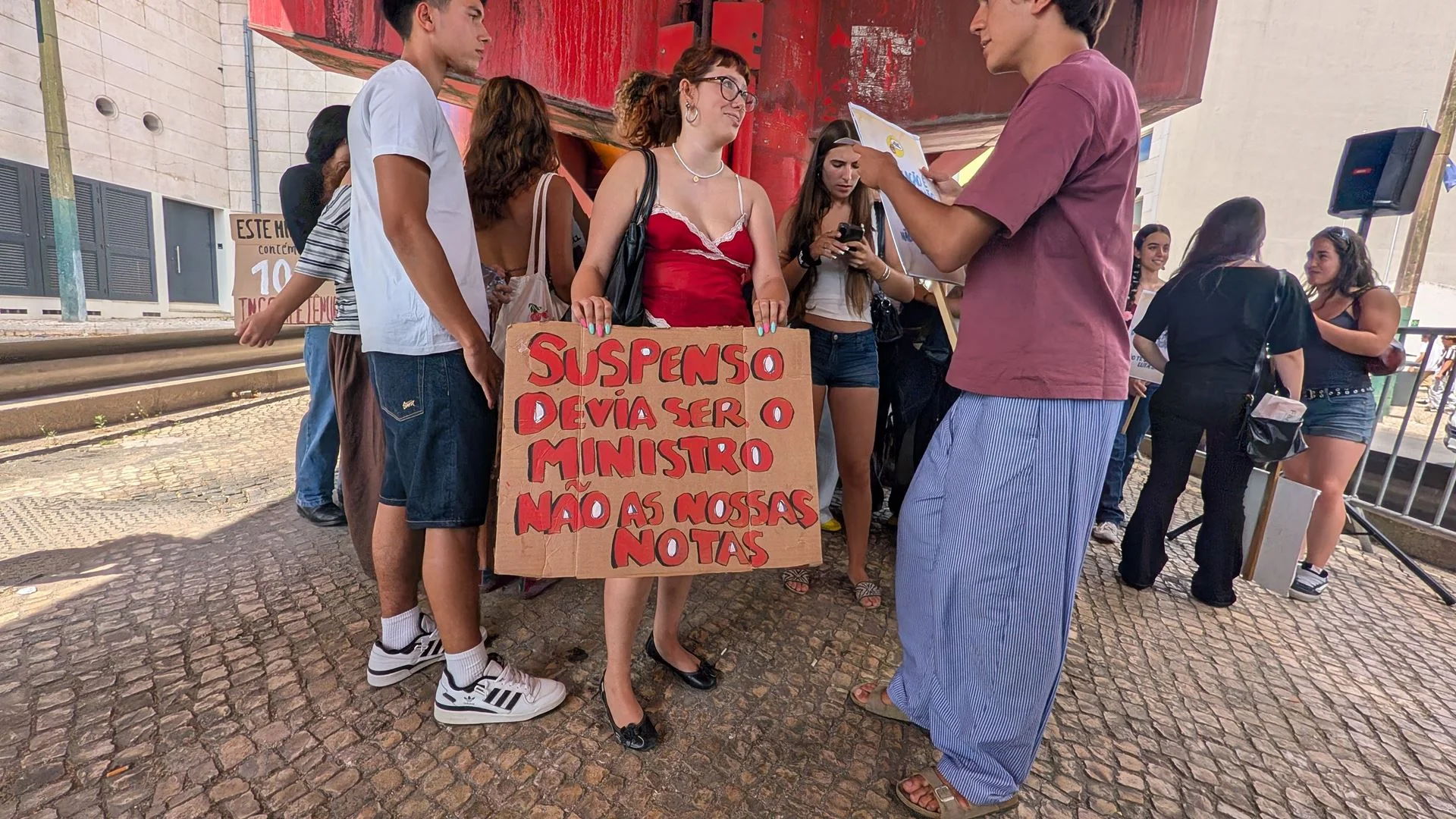 "Sossego é nenhum". Estudantes exigem ser ouvidos pelo ministro da Educação