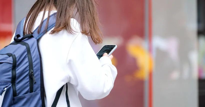 Telemóveis nas escolas: Governo alarga proibição até ao 9.º ano