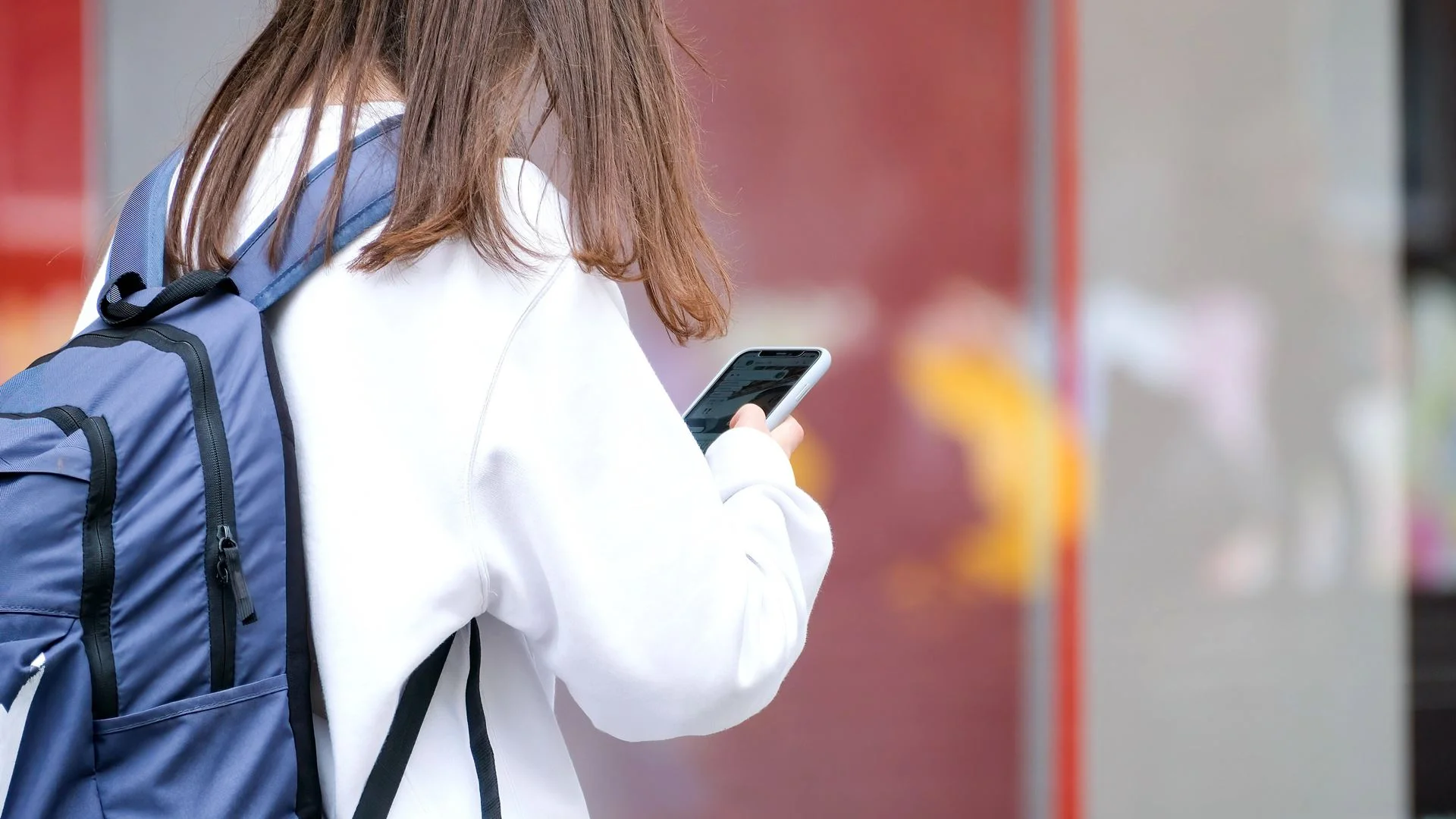 Telemóveis nas escolas: Governo alarga proibição até ao 9.º ano