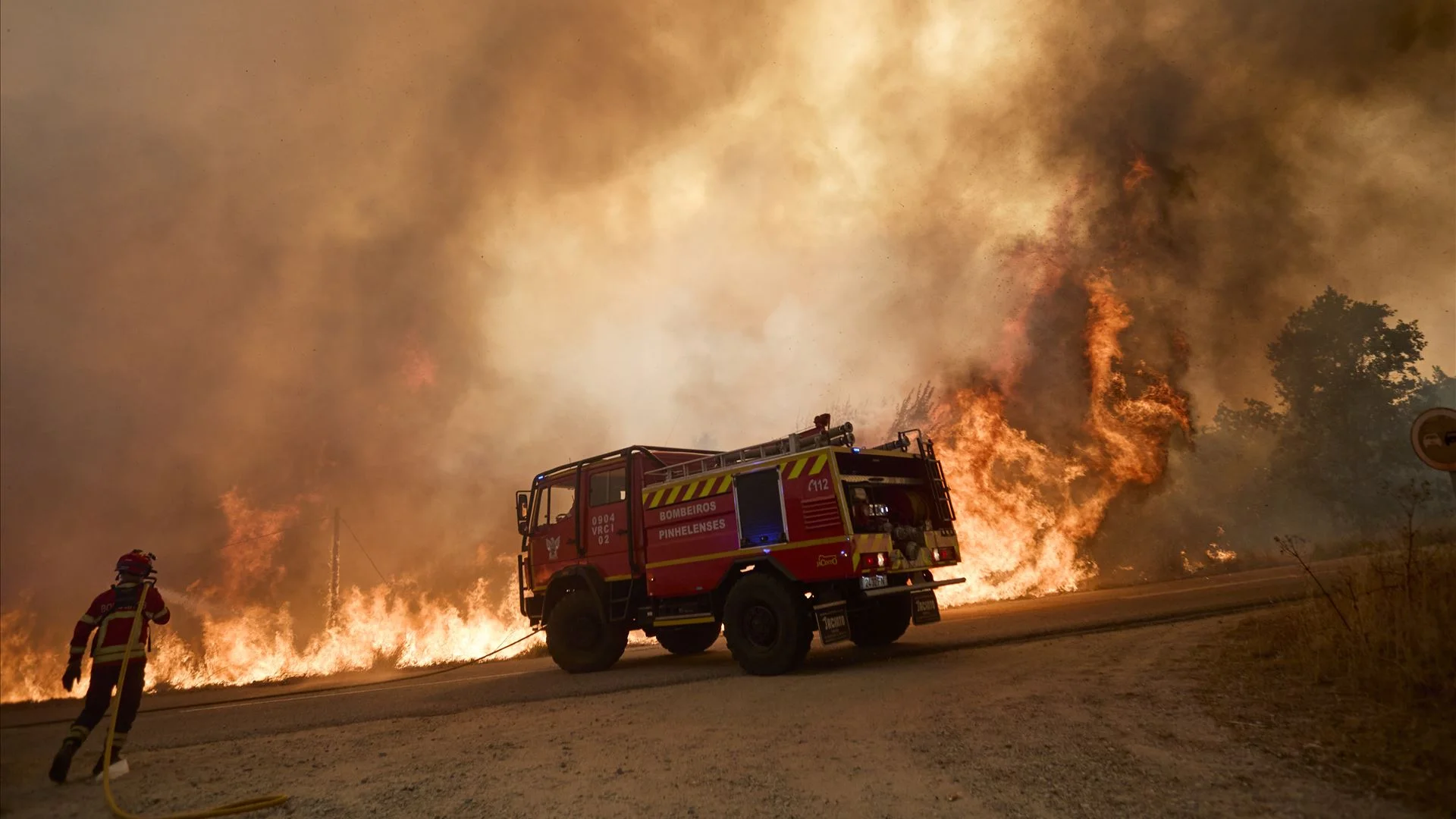 Três desalojados em incêndio em Valpaços. Fogo obriga a confinamento em Gorgoço