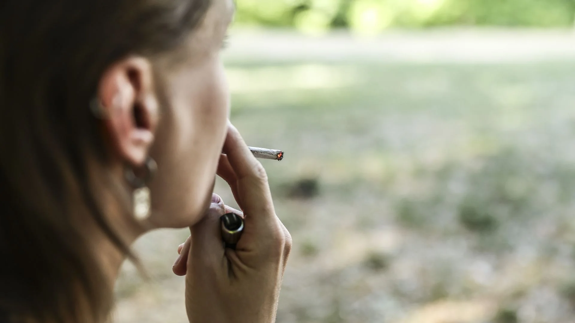 Um em cada três jovens com 18 anos admite fumar tabaco