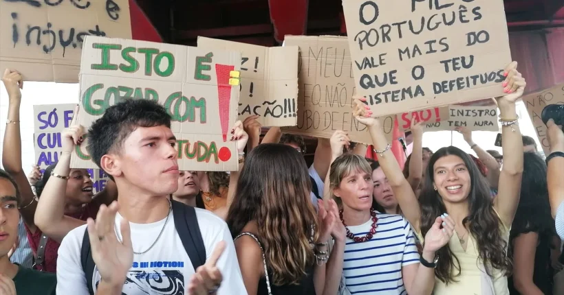 "Uma pergunta minha ainda está perdida não sei onde". Alunos em protesto chumbam ministro