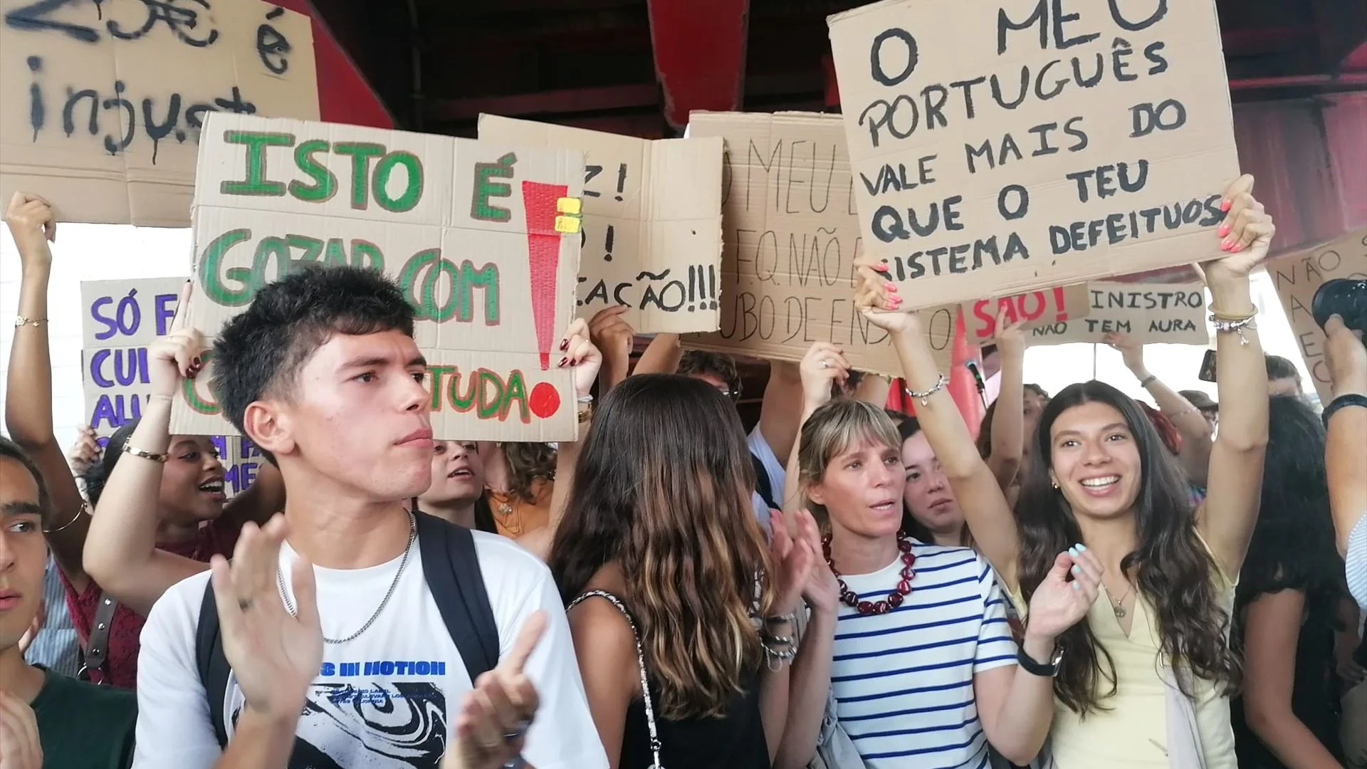 "Uma pergunta minha ainda está perdida não sei onde". Alunos em protesto chumbam ministro