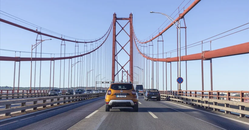Acidente à entrada da ponte 25 de Abril