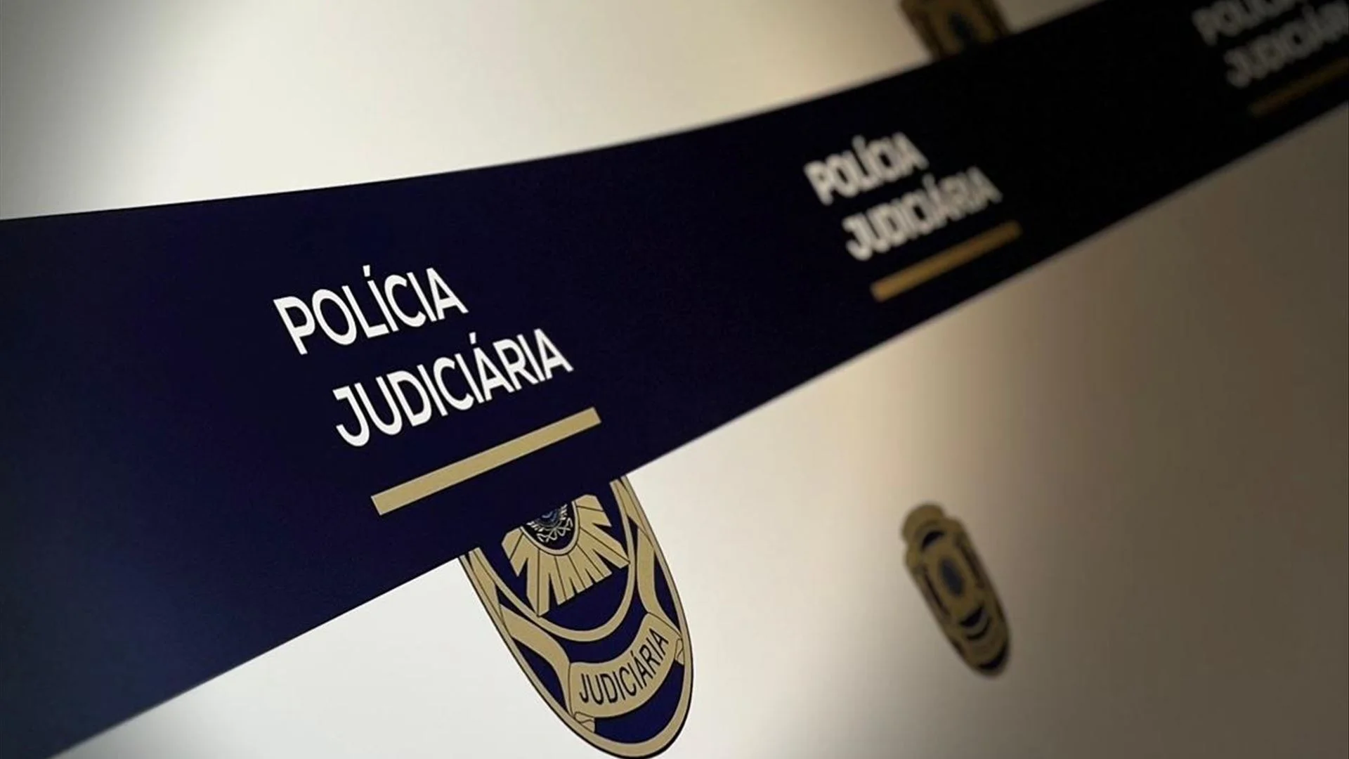 Acidente na A33: PJ apreende droga para mais de 35 mil doses, arma e dinheiro