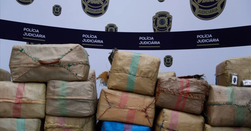 Apreendidos mais de 400 quilos de cocaína de lancha em fuga em Sines