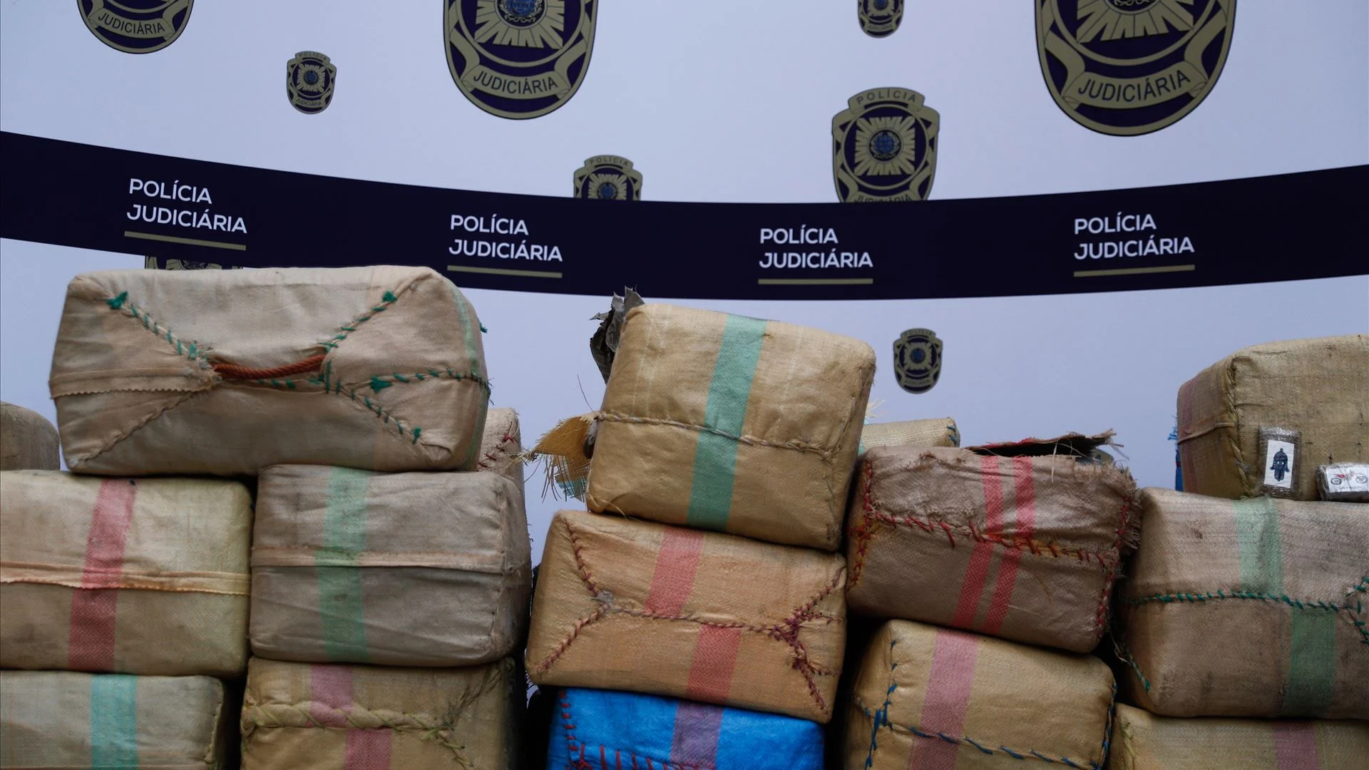 Apreendidos mais de 400 quilos de cocaína de lancha em fuga em Sines