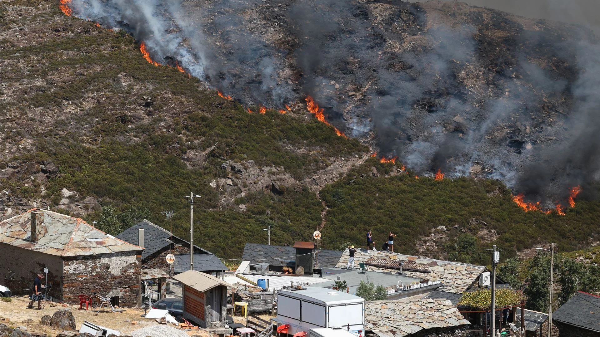Arouca continua a ser o incêndio que mais preocupa. Terreno dificulta combate às chamas