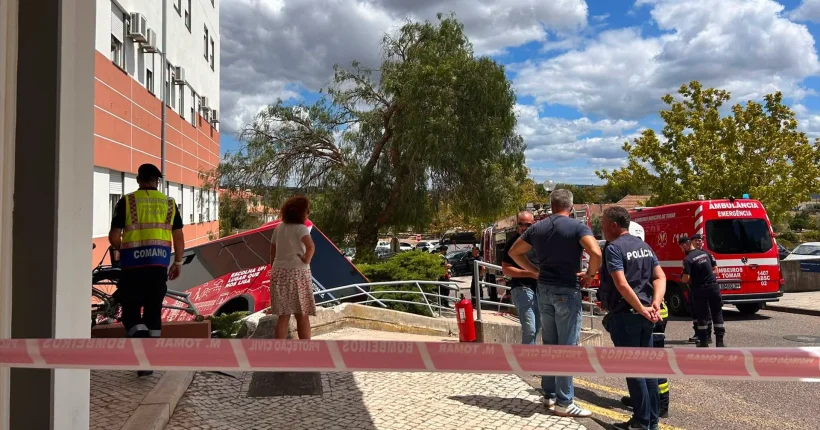 Autocarro embate junto ao Hospital de Tomar, uma das feridas morreu