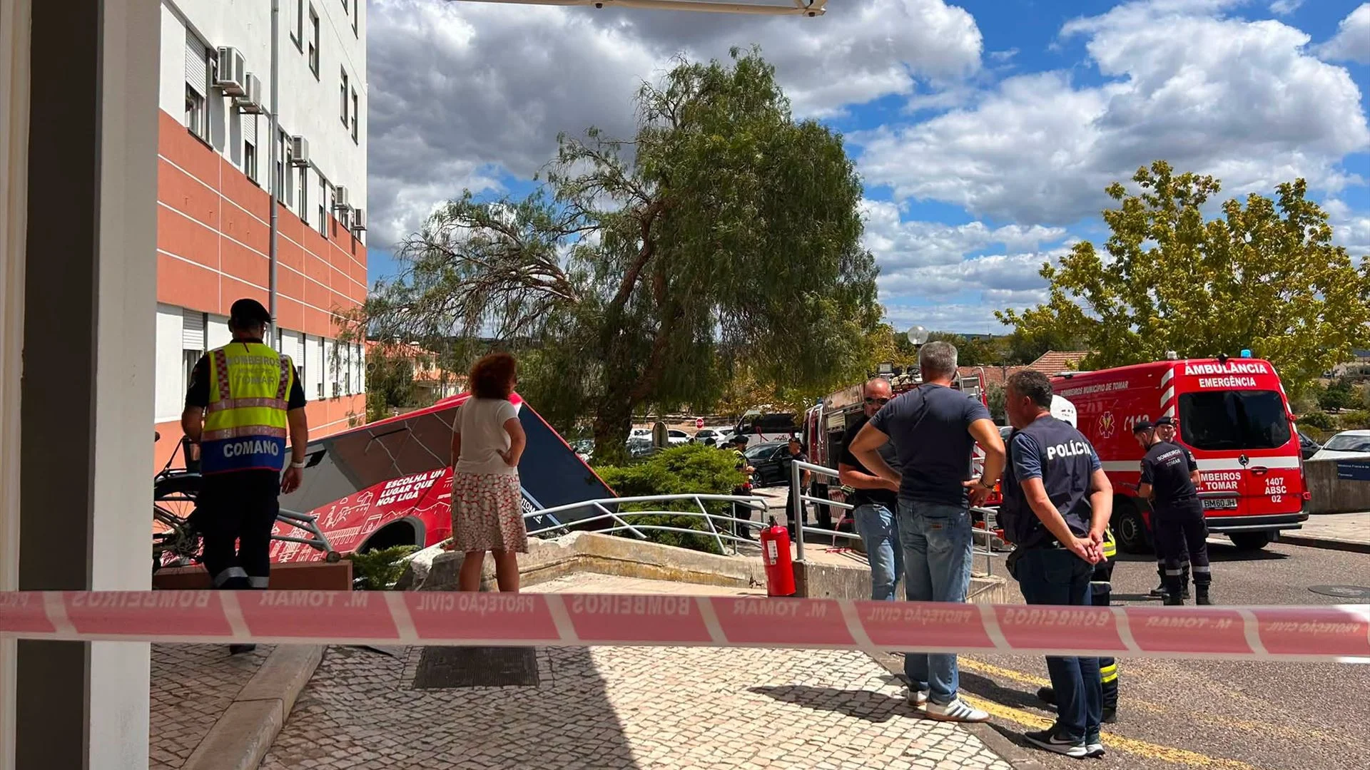 Autocarro embate junto ao Hospital de Tomar, uma das feridas morreu