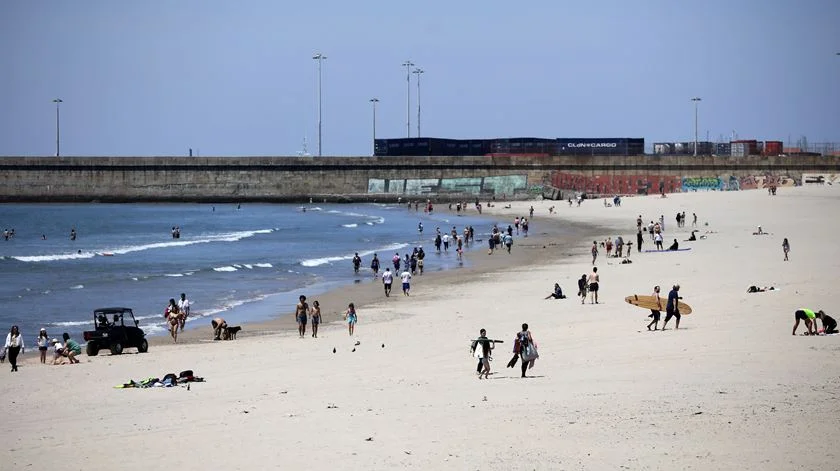 Banhos desaconselhados na praia de Matosinhos devido a contaminação microbiológica