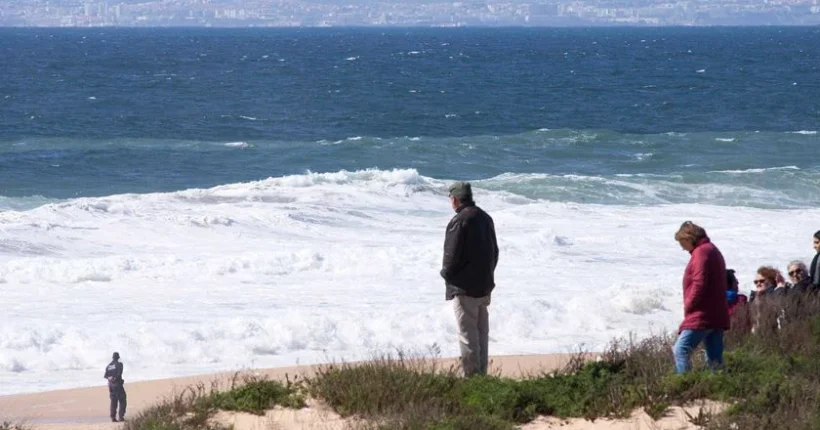 Buscas por jovem que desapareceu na praia da Ursa
