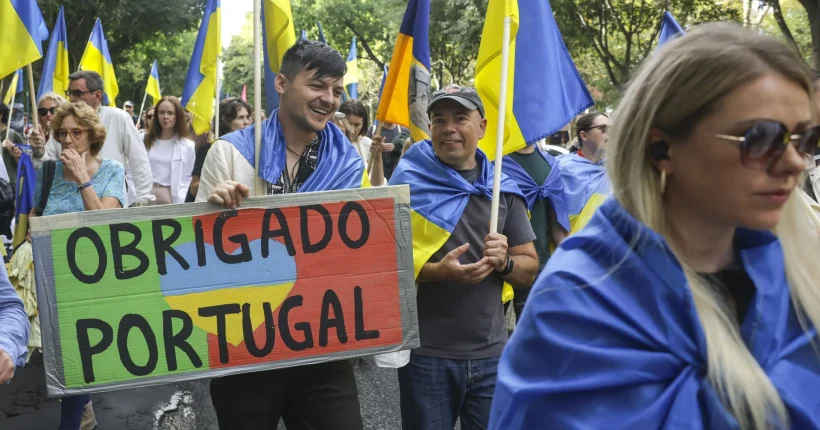 Centenas de pessoas marcham em Lisboa para assinalar 35 anos de independência da Ucrânia